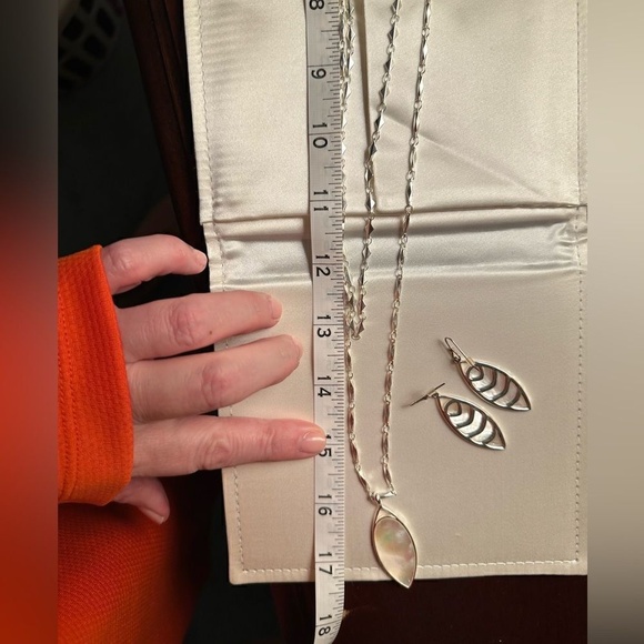 Stella & Dot Aurelia Mother of Pearl Drop Pendant necklace and earrings - Picture 8 of 8